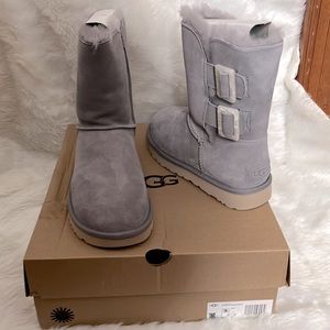 UGG with BAILEY FASHION BUCKLE